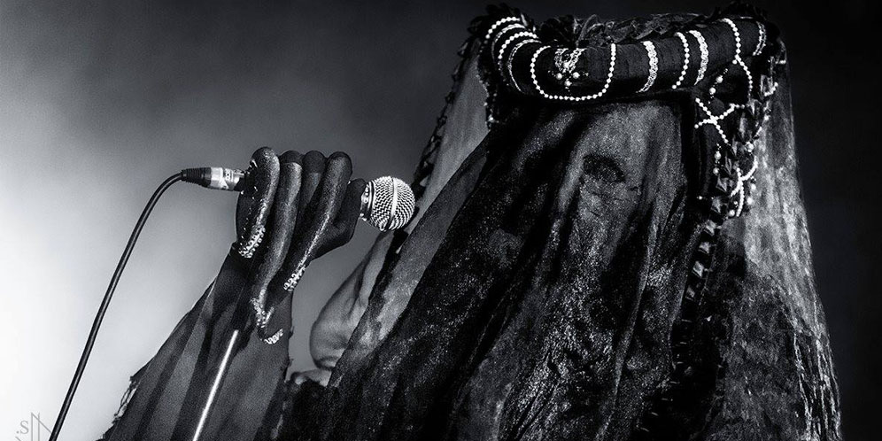 Enggak Cuma Musiknya, Penampilan 4 Band Ini Juga Buat Merinding!